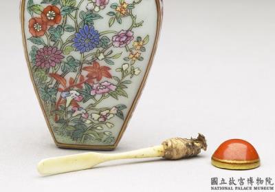 图片[2]-Snuff bottle with floral decoration in famille rose, Qing dynasty, Jiaqing reign (1796-1820)-China Archive